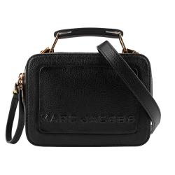 ◎IG最夯單品|◎狂銷到貨|◎品牌:MARCJACOBS品牌定位:國際精品背法:斜背/側背包款:斜背包/側背包顏色:黑色系外層材質:牛皮內層材質:布面流行元素:全素面適用性別:女生開口方式:拉鍊式尺寸