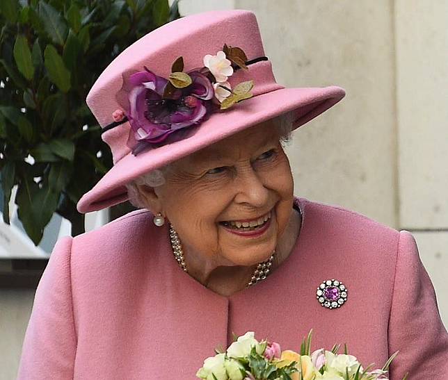 Ratu Elizabeth II Tawarkan Gaji Rp553 Juta untuk Admin Medsos