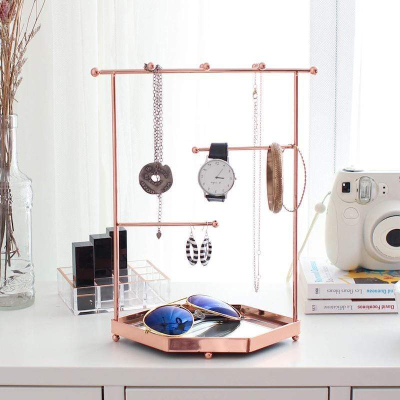 產品特色 層次收納，一目瞭然 質感玫瑰金，增加空間美感 飾品也可以放在底層的鏡面處 產品介紹 產地：中國 保固：無材質：金屬＋鏡面尺寸：23.5 x 12.5 x 28cm重量：512g內容物：金屬飾