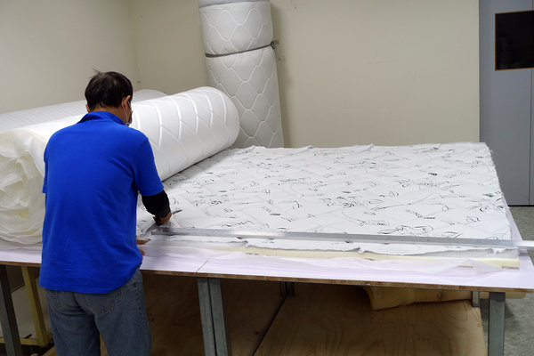 台中床墊工廠直營,台中獨立筒床墊,大里八鐘頭展示工廠,平價乳膠獨立筒床墊, 彈簧保固10年、流程透明手工客製獨立筒床墊