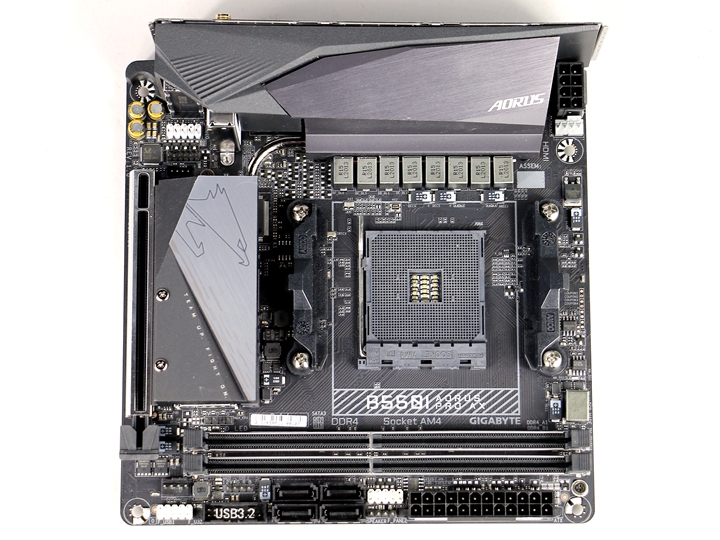 B550I AORUS PRO AX主機板是一張外觀尺寸為Mini-ITX（17 x 17 cm）規格的主機板。