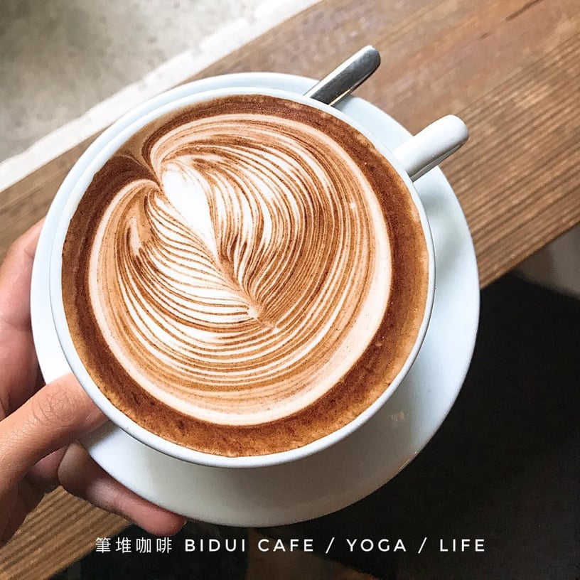 深夜好去處！台中10間深夜咖啡廳推薦，清水模藝廊、露天音樂會，這家咖啡廳還賣咖哩飯