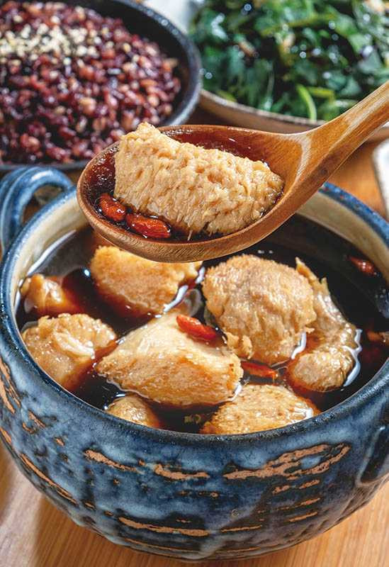 「猴頭菇湯」是高蛋白、低脂肪、素食好食材，任選「四物加味」湯頭，補血顧肝。（套餐230元）（圖／焦正德）