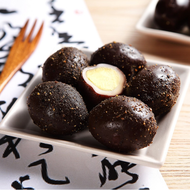 嚴選最營養的M級雞蛋，比美國AA級檢驗更嚴格的安全雞蛋 堅持手工翻炒滷製及烘乾，口感彈、蛋皮不硬；定時恆溫烘烤鎖住香氣，越嚼越香，吃起來有黑胡椒的香氣但不辣，適合重口味的人們。◎製作過程中把黑胡椒的辣