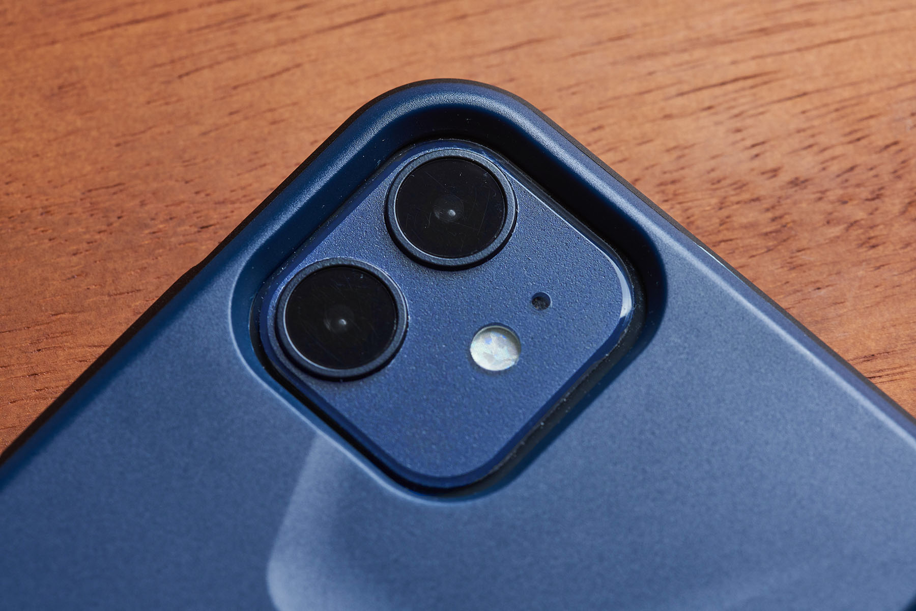 簡約系列裡的藍色款式和 iPhone 12 的藍有著絕佳的搭配性，凡事追求一體感的人千萬別錯過了！