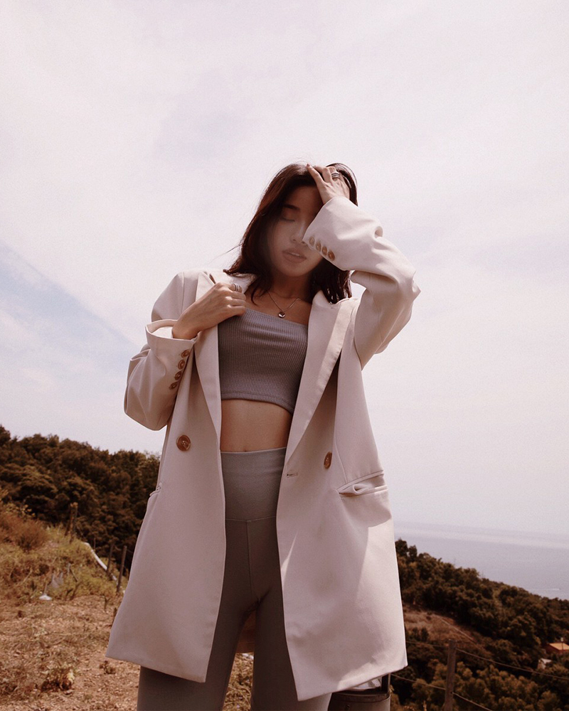 時髦寬版/墊肩/雙口袋/後開岔商品長度/適中商品版型/寬鬆商品厚薄/適中商品彈性/無*深色布料因穿著時接觸人體溫度及洗滌後有脫色及染劑移染狀況，第一次下水脫色為正常現象。