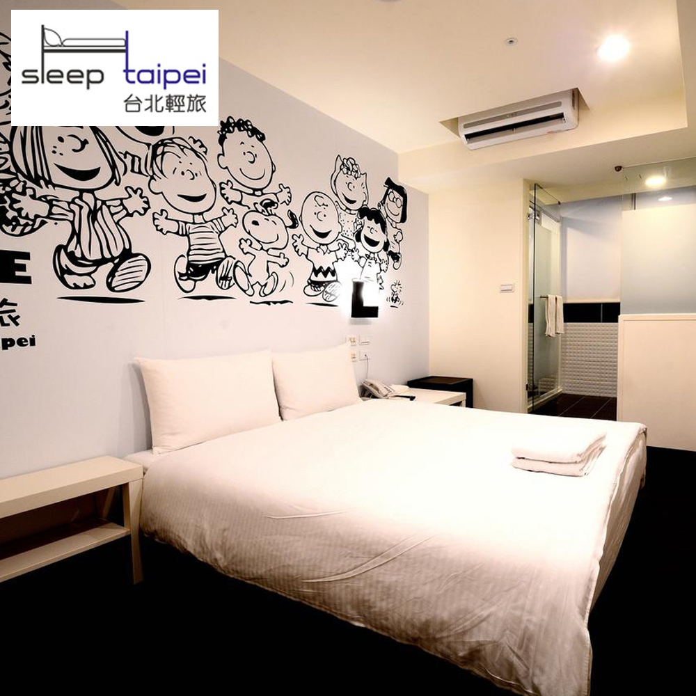 台北輕旅SleepTaipei座落於新北板橋新板特區中心，四鐵共構、交通便利，離府中捷運站步行只需3分鐘，附近有誠品商圈、遠東百貨、星據點KTV及南雅夜市商圈，是背包客、出差旅客的大台北首選地點之一，