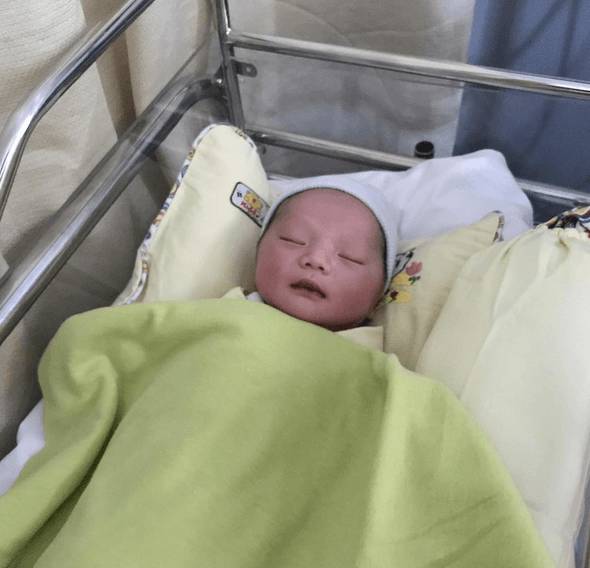 9 Potret Kebahagiaan Alvin Faiz Atas Kelahiran Anak Pertama