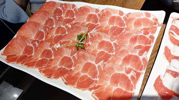 【台北美食】肉多多火鍋古亭旗艦店-最低不到400元蔬菜、副餐、冰淇淋無限量吃到飽！壽星送肉蛋糕！