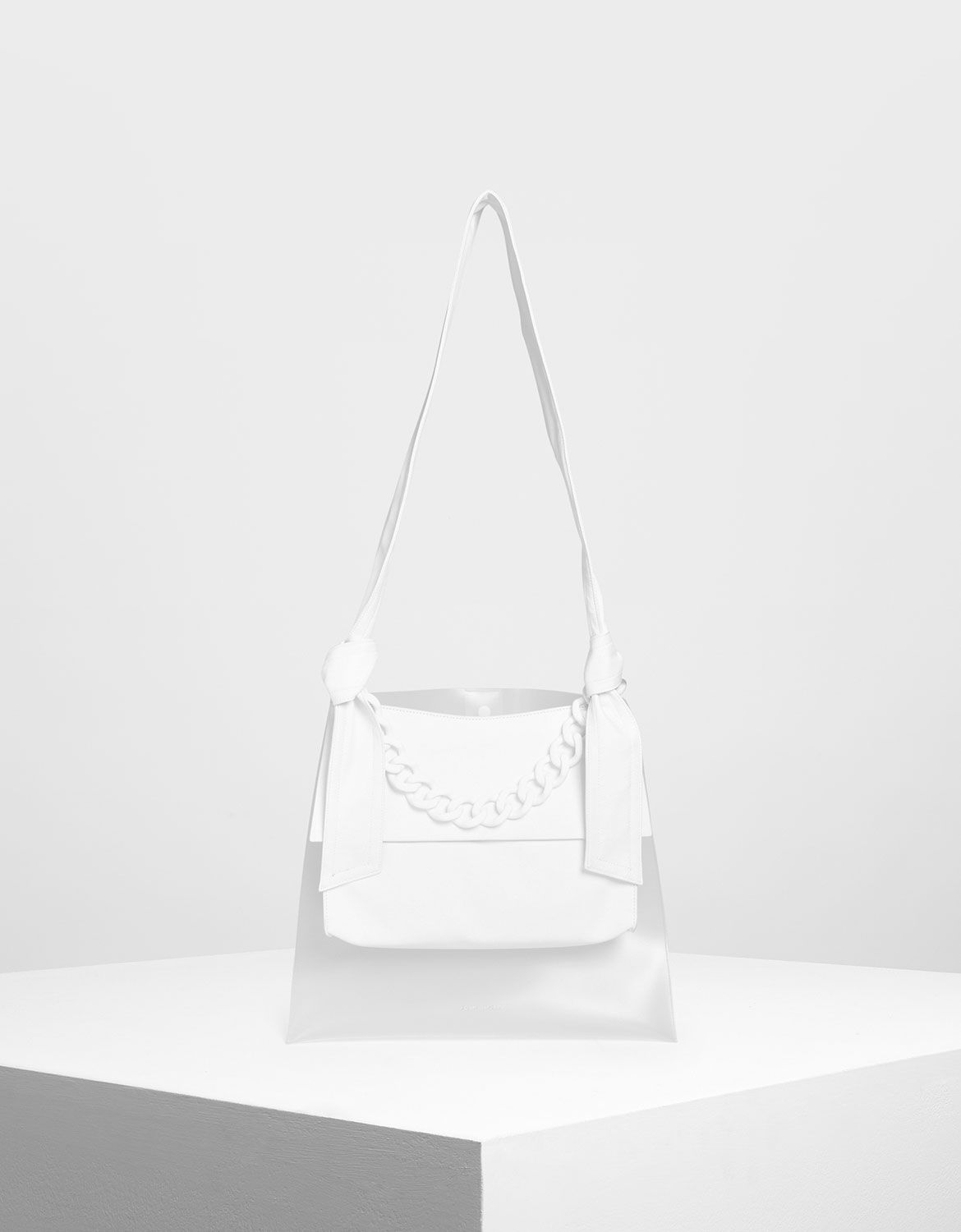 時髦的頹廢感設計，為崇尚前衛風格的大膽女性所設計。