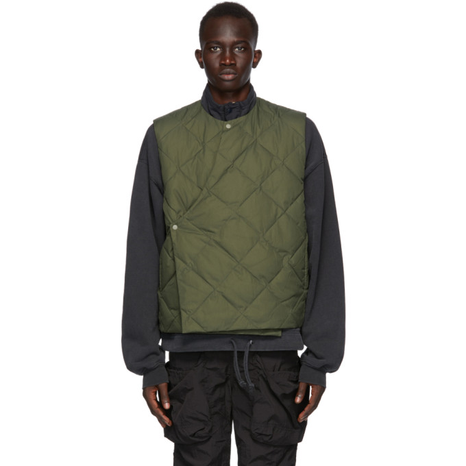 军绿色无袖圆领羽绒马甲，采用绗缝设计。按扣斜襟，腰部摆缝袋。全衬里。同色五金。供应商配色：Khaki填充：90% 羽绒，10% 羽毛。