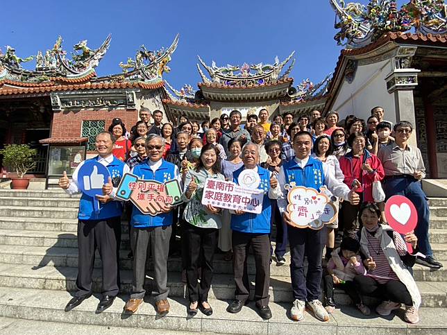 台南市家庭教育中心和興濟宮合辦「廟語如珠性別漫遊講座」，期許廟宇突破傳統禁忌，不要再歧視月事來的女性。 （記者陳俊文攝）