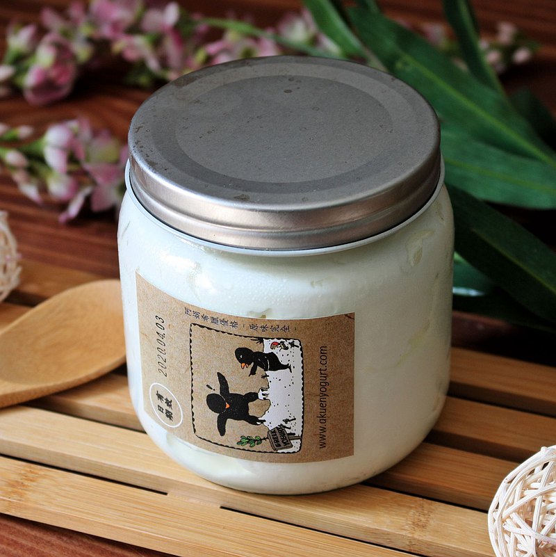 體驗國外希臘優格的「濃」與「厚」！阿娟鮮奶原味優格經過20小時以上的脫水. 脫去優格中大部分的液態乳清蛋白與水分。口味濃郁天然奶香，似清爽活菌版的cream cheese。