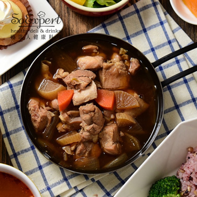 品牌：瘦達人產地:台灣保存方式:冷凍嚴選洽富氣冷雞腿肉，以昆布柴魚高湯為湯底燉煮紅蘿蔔、洋蔥，釋放出天然的甜味，平淡中的驚奇，別有一番風味。讓您吃得營養又健康