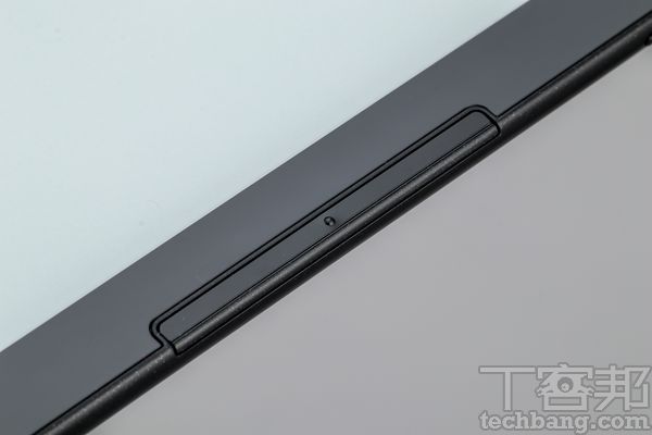 翻頁鍵左右兩側均有長條式的翻頁功能鍵，以中央的圓形凸點區隔上下頁。