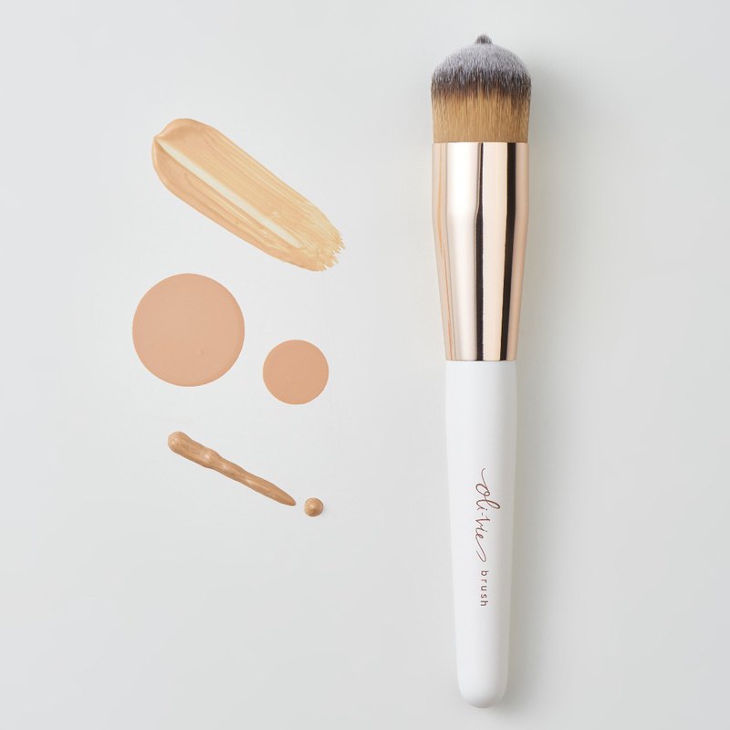 遮瑕粉底刷A01 | 擁有雙項專利的多功能粉底刷， 以「超凡纖維」製成，高密度刷頭搭配水狀粉底也不易吃妝，圓弧型刷毛及光滑的毛面，讓底妝的延展力完全發揮。專利N° MO2015A000085 全能底刷
