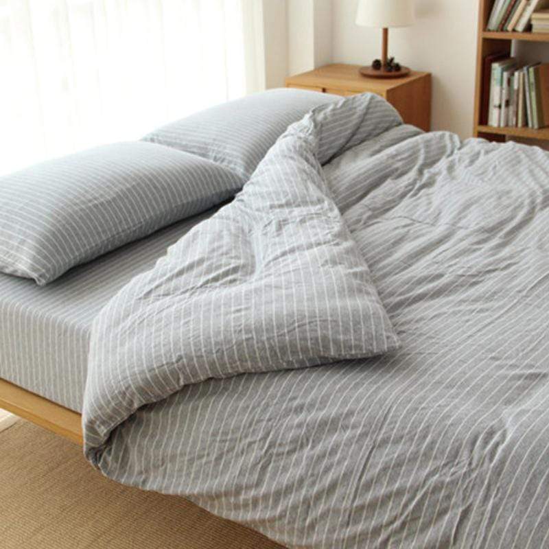 活性印染，環保無毒性，不褪色 不縮水 不易起毛球 100%純棉材質設計 柔軟舒適的天竺棉床包組經典耐看 產品介紹 無印風簡約日式風格 優質高品質寢具，超級好看的無印良品風簡約條紋床包，想要進房間就充滿