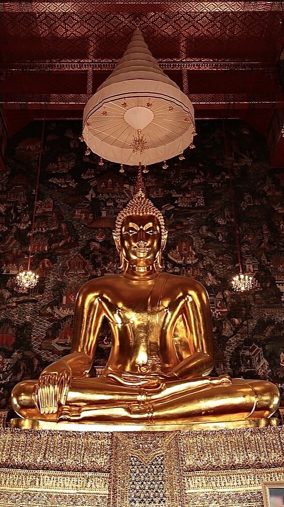 พฤหัส สุขใจทำวัตรเย็น ณ วัดสุทัศน์