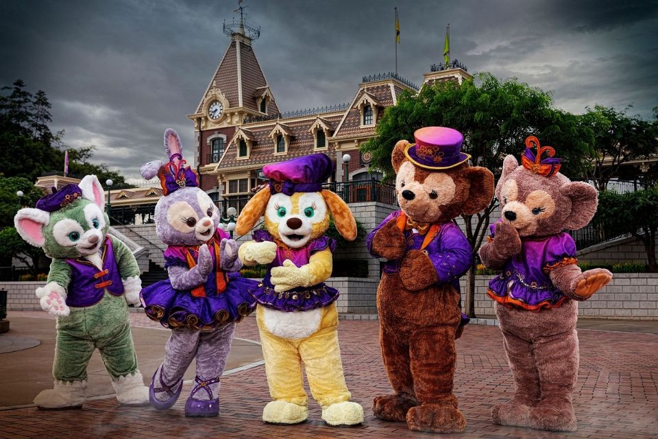 香港迪士尼萬聖節期間，Duffy、Cookie與好友們換上可愛的萬聖節服裝與賓客合照