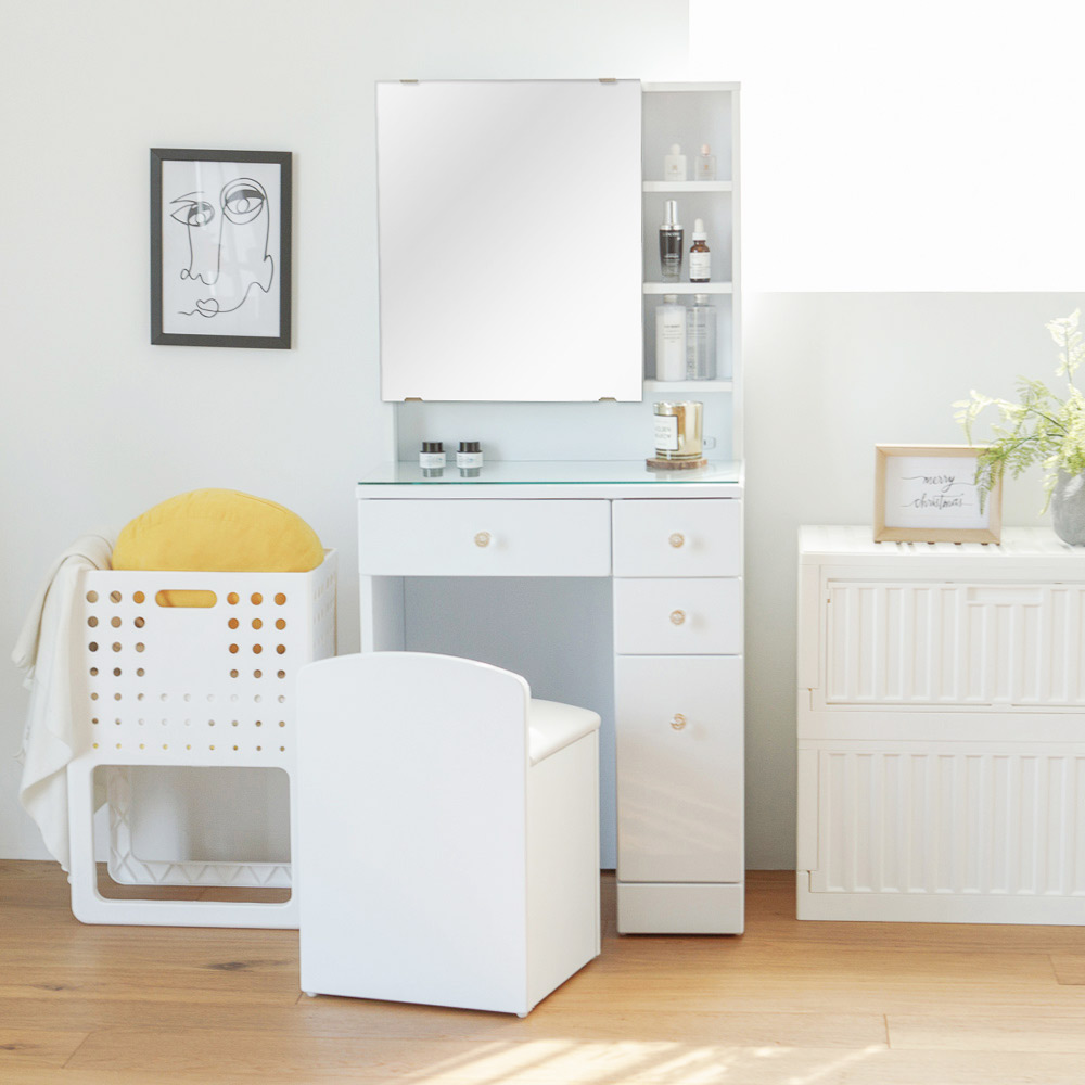 鏡子後方大空間收納桌面貼心插座設計座椅內也可以收納