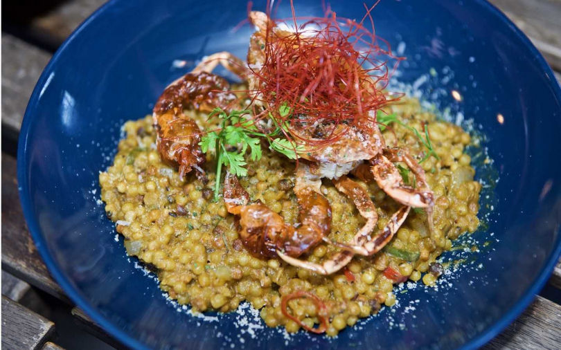 南洋風沙嗲薩丁尼亞軟殼蟹。（圖／ABV閣樓餐酒館提供）