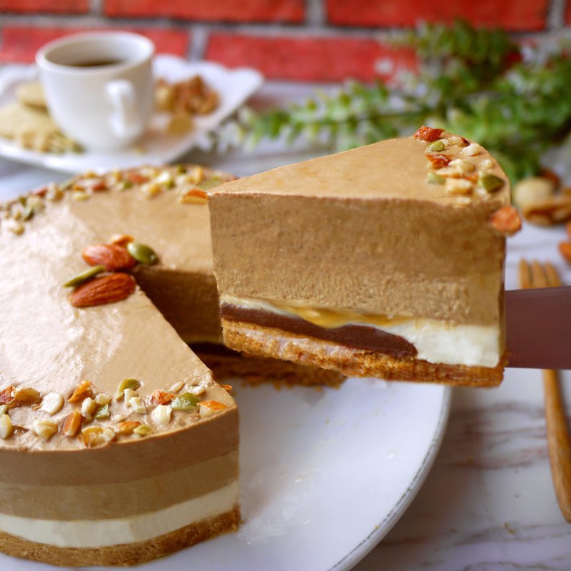 義式苦甜黑咖啡、歐洲莊園巧克力流心內餡，與純手工焦糖牛奶醬的完美結合，多層次的味覺饗宴