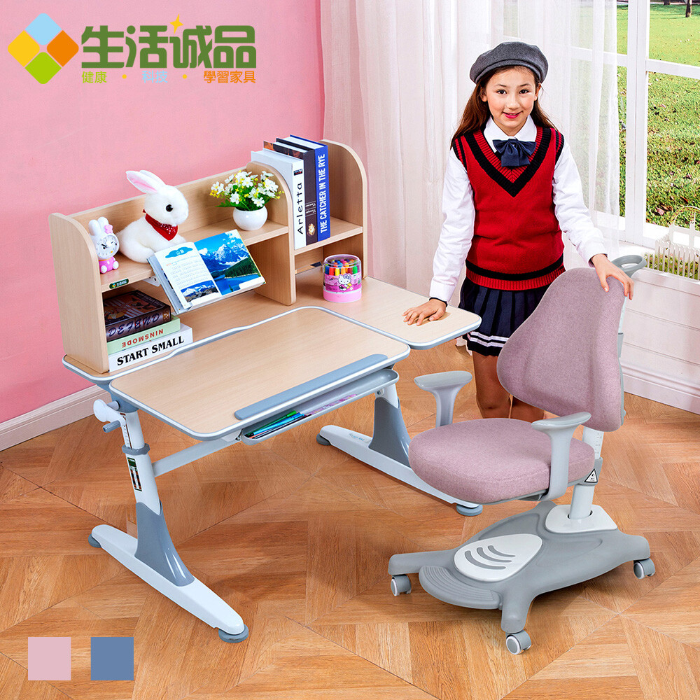 歡慶加碼贈 【LED觸控檯燈】 商品包含：桌+椅+桌上書櫃 產品特色： 1.簡單容易的手搖升降設計，可以根據身高變化，調整合適高度，讓孩子舒適學習。 2.桌面可多角度傾斜，滿足孩子讀、寫、畫畫等需求，