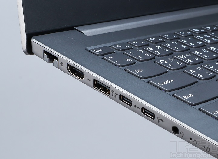 機身左側輸出入埠有 RJ-45 網路埠、HDMl、USB Type-A、兩個 USB Type-C，其中一個可支援 DisplayPort 及充電功能。