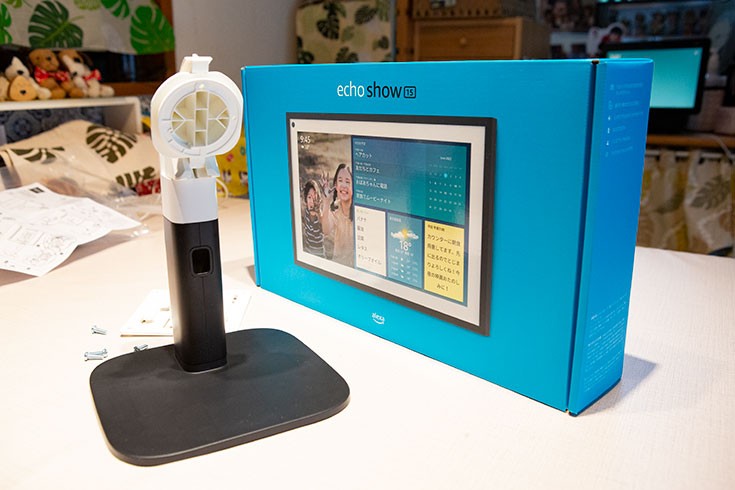 壁掛けデザイン「Echo Show 15」は専用スタンドで気軽に導入
