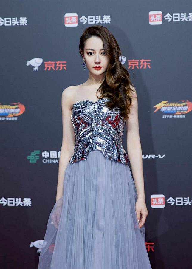 迪麗熱巴爆回黃景瑜家過夜首現身 露胸亂髮粉絲氣炸！