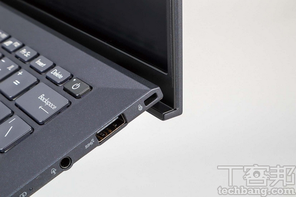 ErgoLift轉軸 展開機身後，鍵盤後側會自動升高，提供較利於打字的角度。