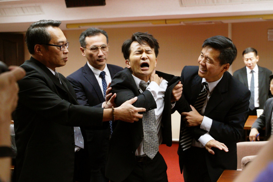 《國際橋牌社》5大看點！90年代的台灣故事，政治、愛情都精彩，台劇越來越敢拍！