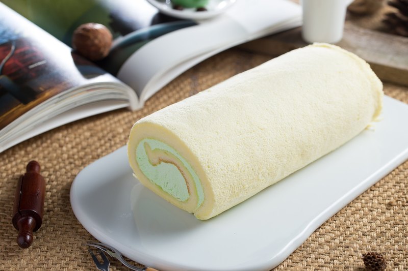 鮮採哈密瓜蛋糕卷，微甜的新鮮哈密瓜內餡，搭配香草戚風蛋糕體，冰冰的吃，口味清爽，像慕斯般滑順化口。 甜點知道100%天然食材新鮮製作，所有蛋糕與巧克力都在訂單成立（付款完成後）開始排程製作，預計３～５