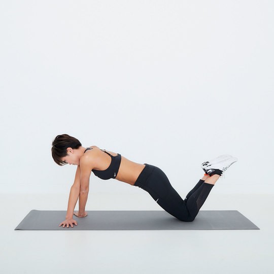 キレイをつくる自宅トレvol 48 トライセプス プッシュアップ でtシャツの似合う二の腕に