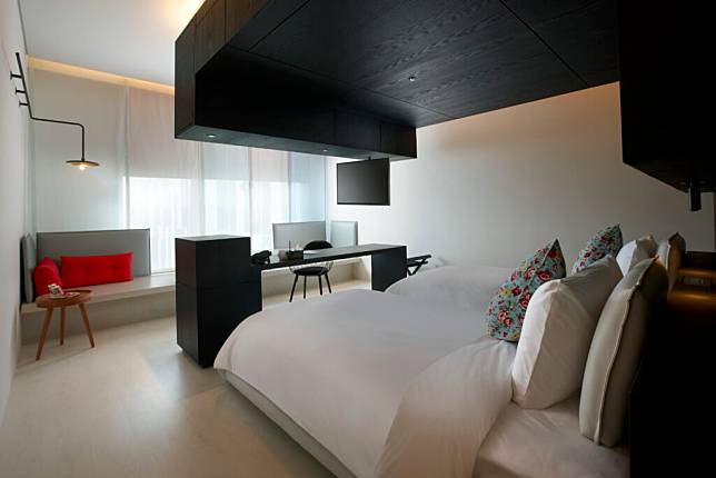 ▲台南特色住宿-台南老爺行旅融入傳統紅眠床意象的客房。 （圖／台南老爺行旅）