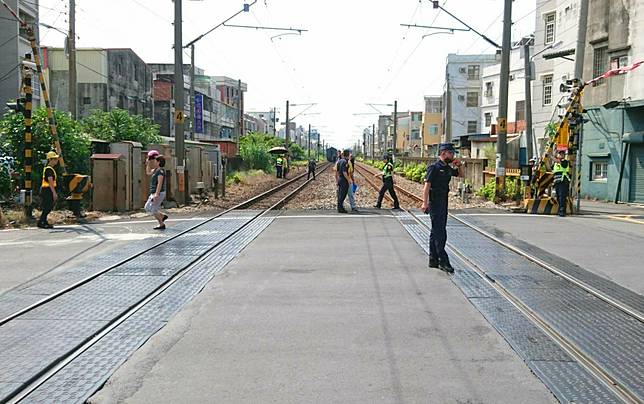 行人闖高雄平交道遭撞死台鐵11列次延誤影響4千人 Nownews 今日新聞 Line Today