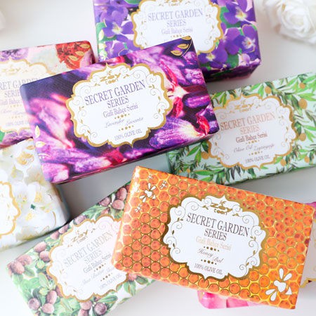 【商品特色】天然手工皂，溫和不刺激保持皮膚彈性，肌膚保濕不含防腐劑，可安心使用【商品規格】1.規格/容量：250g2.保存期限：5年3.產地：歐洲4.貨源：平輸☞ 小編貼心提醒 ☜☑ 商品為現貨時，下