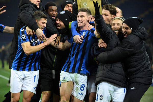 Pemain Atalanta Robin Gosens merayakan golnya ke gawang Shakhtar Donetsk bersama rekan-rekan setimnya.