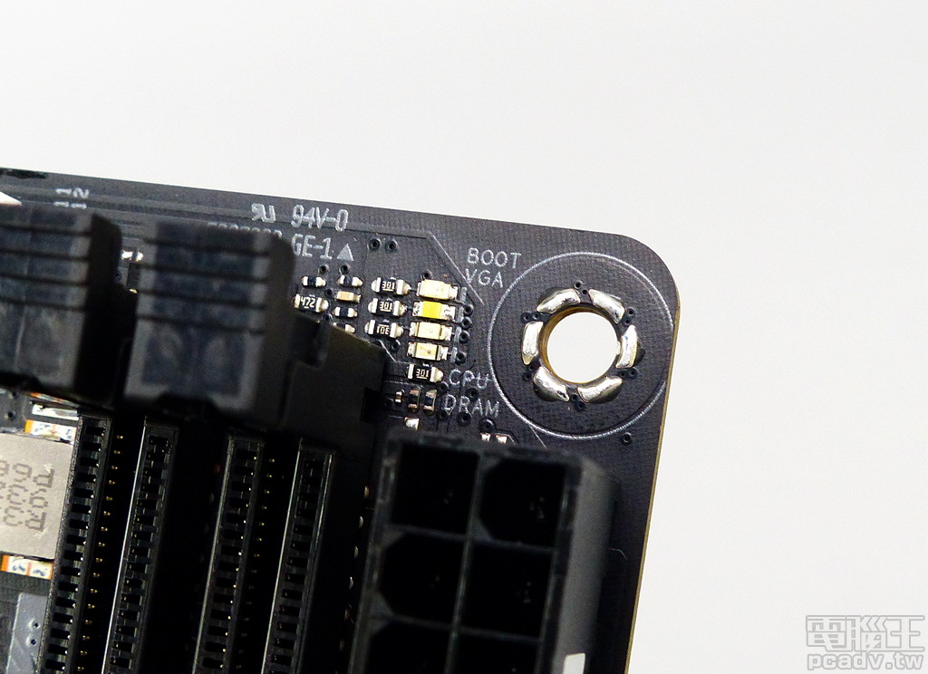 ROG Strix X570-I Gaming 於主機板正面右上角安排簡易型 BOOT、VGA、CPU、DRAM LED 除錯燈號，並使用 4 種燈色方便辨識。