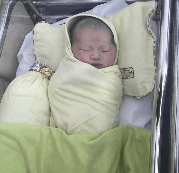 9 Potret Kebahagiaan Alvin Faiz Atas Kelahiran Anak Pertama