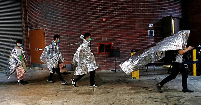 香港理大剩200生斷糧苦撐　校長不願救、數十人低溫不適