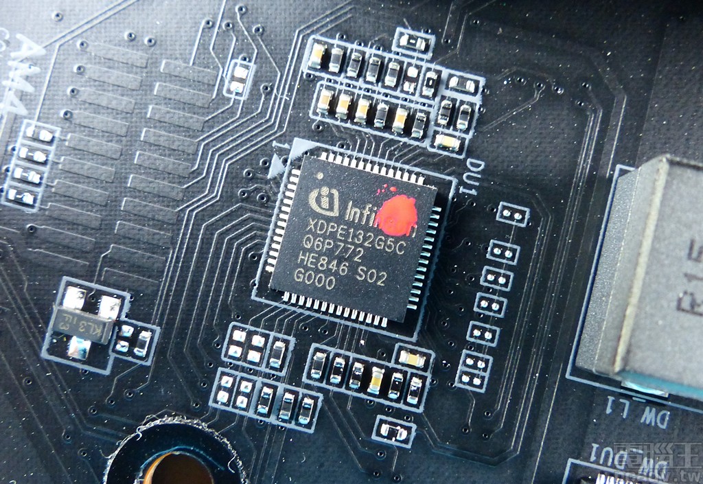 ▲ Infineon XDPE132G5C 數位 PWM 控制器原本的目標為伺服器市場，GIGABYTE 取其作為 X570 AORUS XTREME 和 X570 AORUS Master 主機板的處理器供電 PWM 控制器。