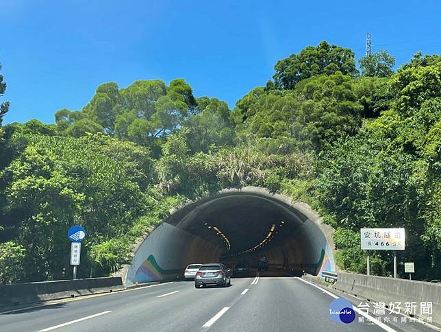 汽車駛入隧道要開燈未開亮 頭燈 最高處3600元罰鍰 台灣好新聞 Line Today
