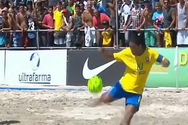 Video Jago Permanen Ronaldinho Pamer Aksi Di Sepak Bola Pantai Bolasport Line Today