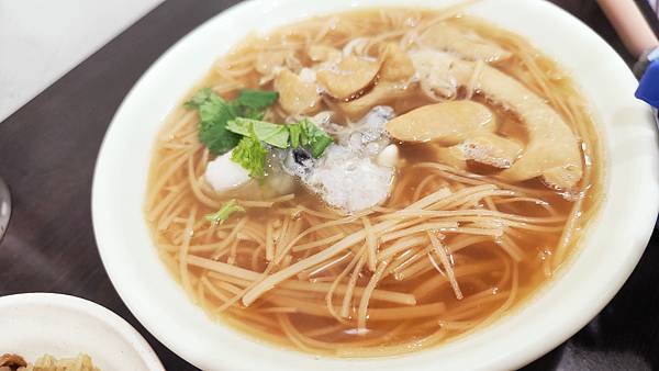 【台北美食】東發號 油飯・麵線-８０年老字號！饒河夜市裡最老的美食小吃店！