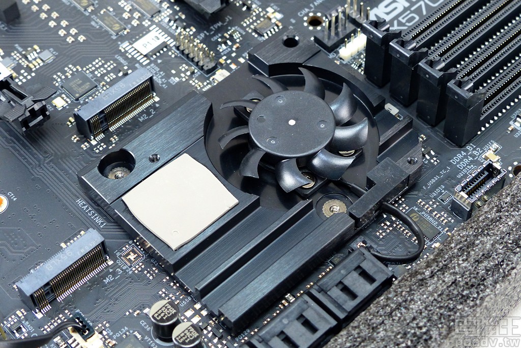 ▲ AMD X570 晶片組規格與通道數量均有提升，採用被動散熱片不足以排除廢熱，多數廠商均會加上薄型風扇。