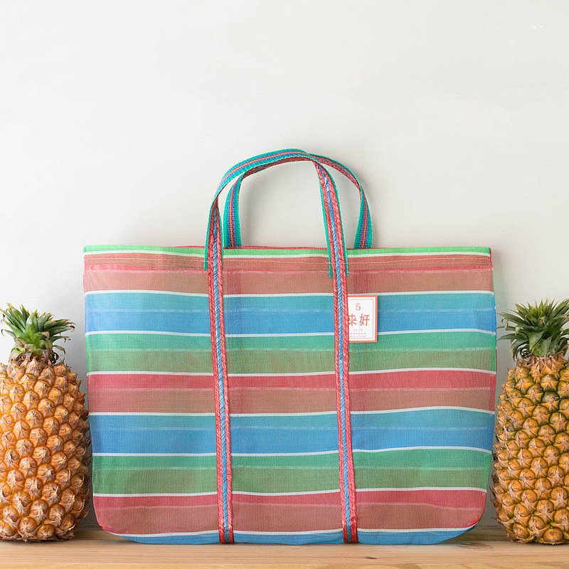 熟悉的紅藍綠三色茄芷袋，有人說是款台客包、也有人說這是堪稱台灣的LV，充滿新舊交織的文化，可說是擁有正港台灣風格的提袋！