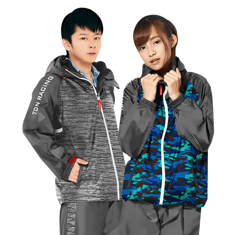 超輕速乾兩件式機能雨衣，高領防風雨剪裁，加高防夾衣領，滑順拉鍊不卡卡。防水大容量口袋，阻擋雨水滲入，搭配LOGO質感收納袋，適合放在車箱，騎到那裡都可以帶著走喔！