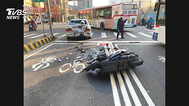 砰！騎士內線道超車撞待轉轎車　送醫不治