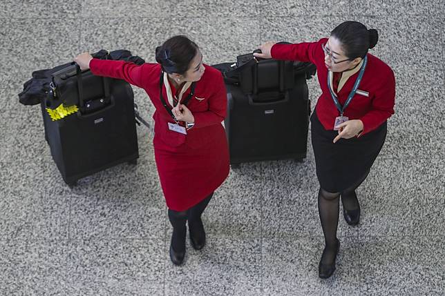 cathay pacific hand luggage size